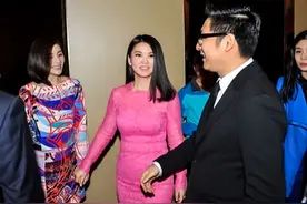李湘疯了吧？富态身材偏穿紧身裙，圆润腰部勒出三层赘肉太尴尬图片