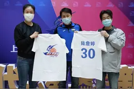 帮“白衣天使”球迷准备礼物，上海女篮致敬最美逆行者图片