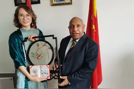 工艺美术师马冬兰苏绣作品作为国礼走进巴布亚新几内亚驻华大使馆图片