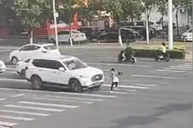 危险！一小学生过马路被撞，这些错误一定要避免！图片