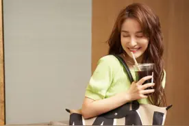 吴昕晒健身成果，穿“断崖式”套装，一把年纪还这么大胆？图片