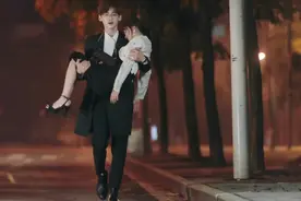 女明星们的“男友力”，反向公主抱，看男星有人娇羞有人一脸懵图片