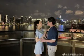 郎朗为吉娜庆生，定制蝴蝶生日蛋糕，豪宅内喝交杯酒站海边比心图片