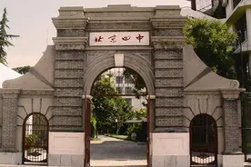 好人只需做一点坏事，就被骂；坏人只需做一点好事，就被捧-李敖图片