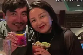 何洁晒一家五口日常，与刁磊吃烛光晚餐甜蜜相依，俩女儿都像她图片