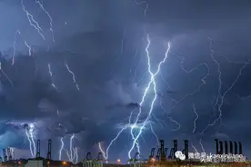新加坡连夜大雨，花样闪电演绎特效大片图片