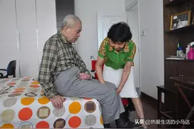 54岁阿姨坦言：给70岁大爷当保姆每月7000，工资很高，我却很煎熬图片