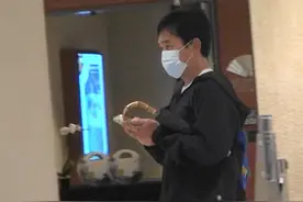 港媒曝梁朝伟新动态，打扮朴素路人认不出，背旧包开旧车超节俭图片