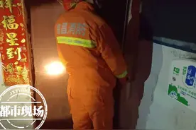 消防员有多牛！开锁师傅打不开的门，消防员秒开后还负责修锁图片