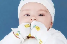 给小宝宝戴手套，潜在危险远比“抓破脸”严重，越长大越明显图片