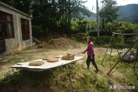 80岁奶奶独居深山，老伴去世5儿7孙“各奔东西”，看生活成什么样图片