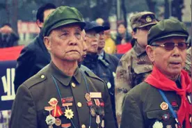 老人隐姓埋名40年，为孙子参军被迫出山，首长亲自出门迎接图片