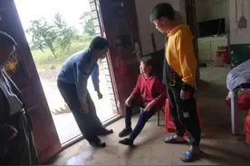 村民房屋被雷击中  派出所民警及时救助图片