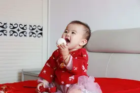 抓周礼上抓了大馒头，注定是个吃货吗？图片