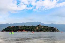 抚仙湖里有个美丽的小岛叫孤山图片