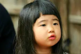 曹格晒照为11岁女儿庆生，Grace女大十八变，与小时候判若两人图片