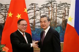 态度180度转弯！菲外长：中国渔船退出黄岩岛，杜特尔特发声驳斥图片