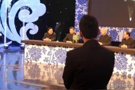 男子带一“破碗”来鉴宝，现场观众嘲笑他，专家倒入水后鸦雀无声图片