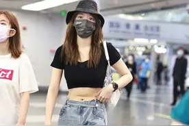 程潇戴黑色渔夫帽，穿黑色露脐上衣搭配破洞牛仔裤，简约性感图片