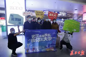 “校长亲自带队迎接，感觉好亲切”，湖北工业大学迎来疫情后首批新生图片