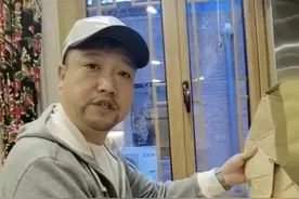 谐星贾冰原来是个宠妻狂魔，妻子正面曝光太惊艳，相差2岁像父女图片