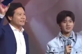 王源在发布会上，跟雷军摆poss拍照，下台还不小心把手机拿走视频封面