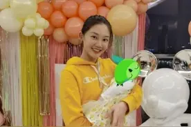 郑恺女儿百日宴现场，女儿碎花裙亮相，苗苗穿400块卫衣胯变宽图片