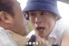 男子刚上车，不料一女子跑过去掐住了他的脖子，还要报警抓他视频封面