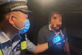 父女分别驾车相跟回家 结果却截然不同图片