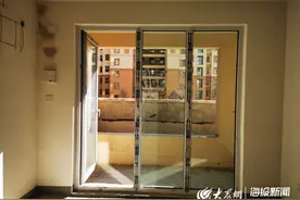 中南世纪城单元入户门“南辕北辙” 业主采光权深受其害图片