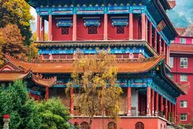 甘肃有座寺庙建在深山中，将南北建筑风格集于一身，秋天风景最美图片