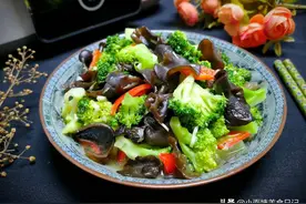 西兰花和它是绝配，简单炒炒，爽脆鲜嫩营养高，孩子爱吃身体棒图片