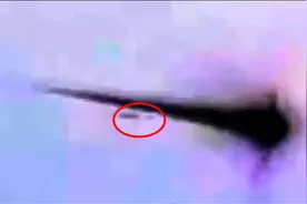 2013年俄罗斯陨石爆炸前，旁边出现UFO，难道外星人在保护我们？图片