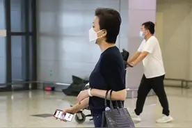 杨澜的气质也太好了吧，穿紧身裤踩高跟鞋，连休闲装都穿出贵妇感图片