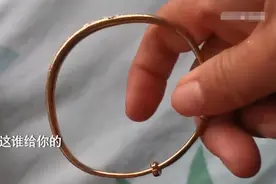 山东一男孩收到同学礼物，妈妈以为是玩具仔细一看吓一跳：是金子图片