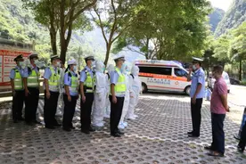 百色凌云警方联合多部门开展“三非”及可疑人员现场处置应急演练图片
