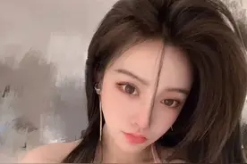 睡衣男子突然在镜头前，女主播调侃是修水管的，随后又改口弟弟？图片