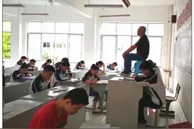 中考别紧张，因为考场里有个人在比你更紧张地“战斗”，哈哈哈图片