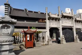 浙江宁波市区最大的一座寺庙，距今有1140年历史，在马路边上图片
