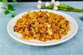 想要炒饭粒粒分明，教你1个技巧，米饭不粘连，松散又香软图片