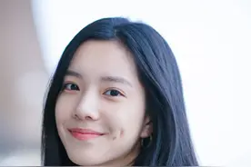 酒窝美女户外清新美图，笑容怡人，美腿修长图片