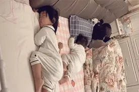 一家四口的午睡照火了，睡姿引网友捧腹：父母是真爱，孩子是意外图片