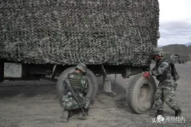 硝烟弥漫，高原汽车兵展开多课目跨昼夜演训（内附炫酷视频、动图）图片