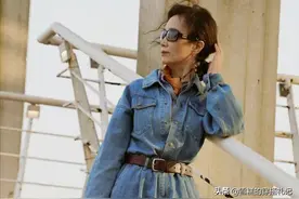 女人50岁以后，夏天少穿运动鞋，学三木妈妈这样穿，减龄显气质图片