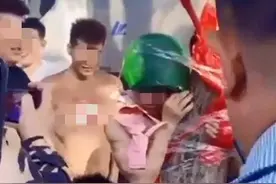 又现恶劣婚闹！戴绿帽、砸生鸡蛋…新郎被脱光上衣、穿红色内裤吊到半空遭高压水枪喷射…图片