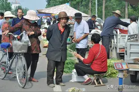 父母早逝，17岁将三个弟妹养大成人，大爷：唯一对不起的是弟媳妇图片