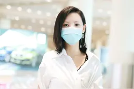 张予曦穿白色不规则衬衫裙，美腿纤细走路生风，蝴蝶结设计感十足图片