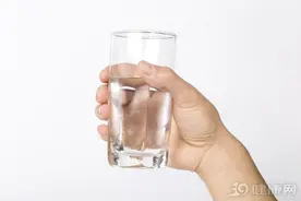 喝水后一直小便的人，与半天不去厕所的人，谁的身体更健康？图片