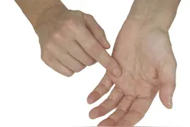 手上出现2种特征，一定要重视，医生提醒：很可能是心脏出了问题图片
