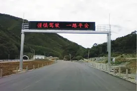 高速公司安装了许多新“龙门架”，战时会不会影响战机起降？图片